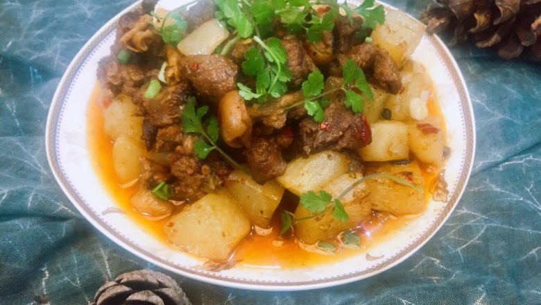 白萝卜炖羊肉,鲜美,软糯的带皮羊肉吃在嘴里很有口感,清甜化渣的白萝卜入口即化,……美味