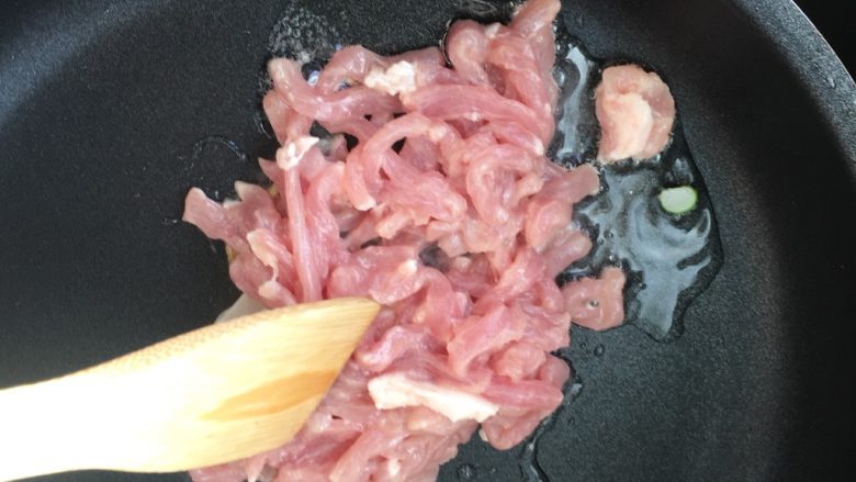 冰梅杏鲍菇炒里脊,倒入里脊
划炒均匀