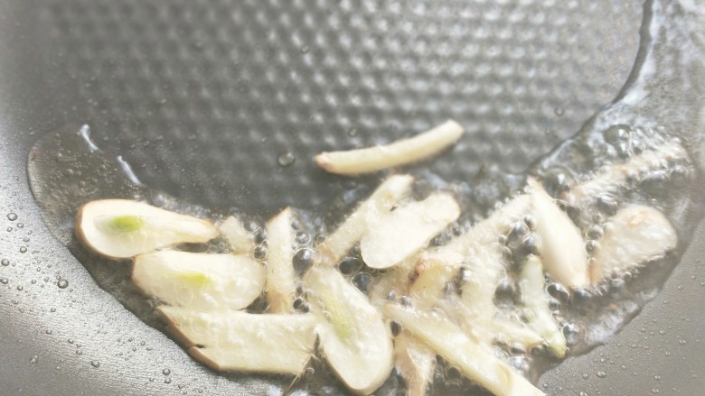 快手小炒~五彩鲜百合,起油锅,放蒜片,姜丝煸炒。