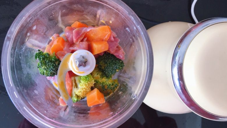 胡萝卜西兰花蛋黄猪肉小馄饨,把所有食材倒入搅拌机里,搅拌成泥状(搅拌机我用的小熊,便宜好用推荐⭐️⭐️⭐️⭐️⭐️)