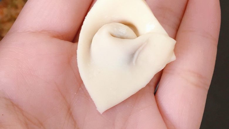 胡萝卜西兰花蛋黄猪肉小馄饨,下面两个角对折粘合就ok啦~敲可爱的元宝