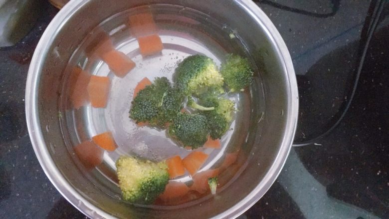 胡萝卜西兰花蛋黄猪肉小馄饨,将胡萝卜和西兰花切块,放入锅中焯一下水