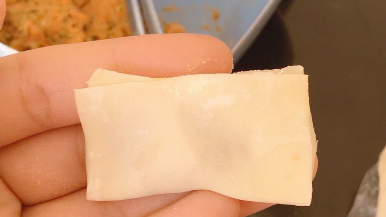 胡萝卜西兰花蛋黄猪肉小馄饨,四个角对折,在下面其中一个角沾点清水