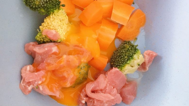 胡萝卜西兰花蛋黄猪肉小馄饨,所有食材放入碗中,加一个蛋黄(这里<a style='color:red;display:inline-block;' href='/shicai/ 9'>鸡蛋</a>我只取蛋黄,对蛋清不过敏的宝宝可以直接加全蛋)