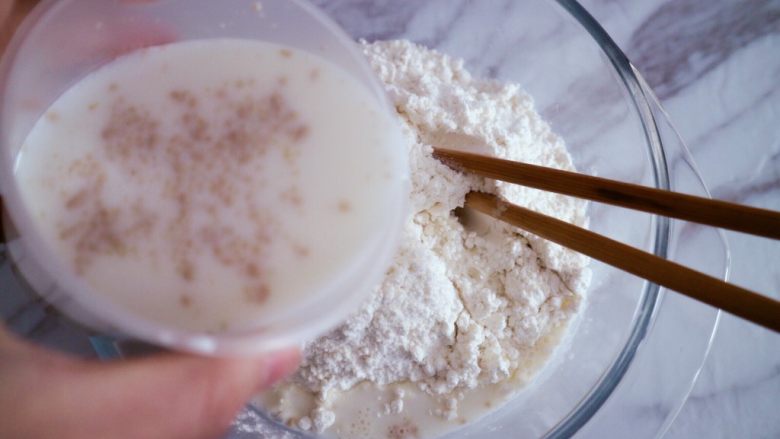 蔓越莓牛奶发糕,倒入面粉中,面粉可以用低筋粉或者普通面粉加少量玉米淀粉,低筋更松软