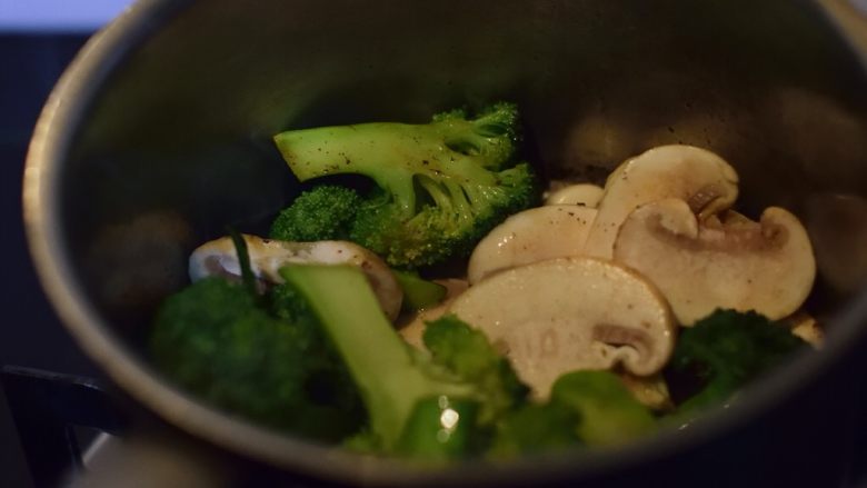 西兰花蘑菇浓汤,转大火,倒入西兰花和其余蘑菇,颠锅,炒至略焦。