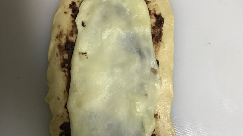 全麦豆沙麻薯肉松软欧面包,在将麻薯擀成比面片小2圈的大小,铺在豆沙上面