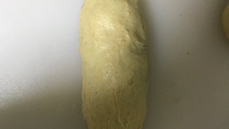全麦豆沙麻薯肉松软欧面包,2个全部做好,收口向下放在烤盘上进行2次发酵。