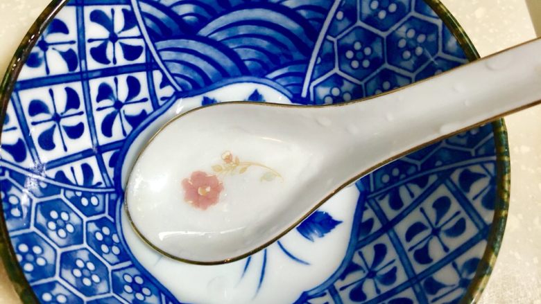 糖醋排骨,准备调料汁的碗和勺子。(勺子就是平时用的汤勺)