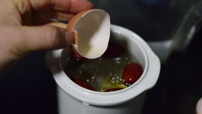 白胡椒猪肚鸡蛋煲,早晨起来,取出炖盅,打入蛋,不用搅拌。