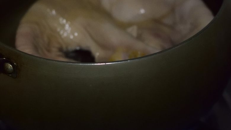 白胡椒猪肚鸡蛋煲,入开水锅,汆烫十分钟。取出晾凉,分成五份,每一份切成四五块。