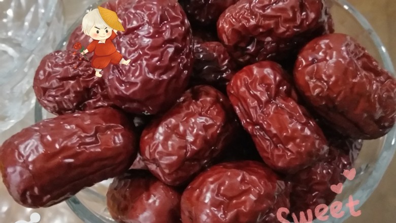 姜枣膏,<a style='color:red;display:inline-block;' href='/shicai/ 2470'>红枣</a>洗干净切片