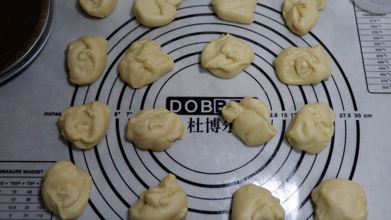 卡通面包—熊猫表情包,剩余的面团平均分成16个,大约40g左右每个。