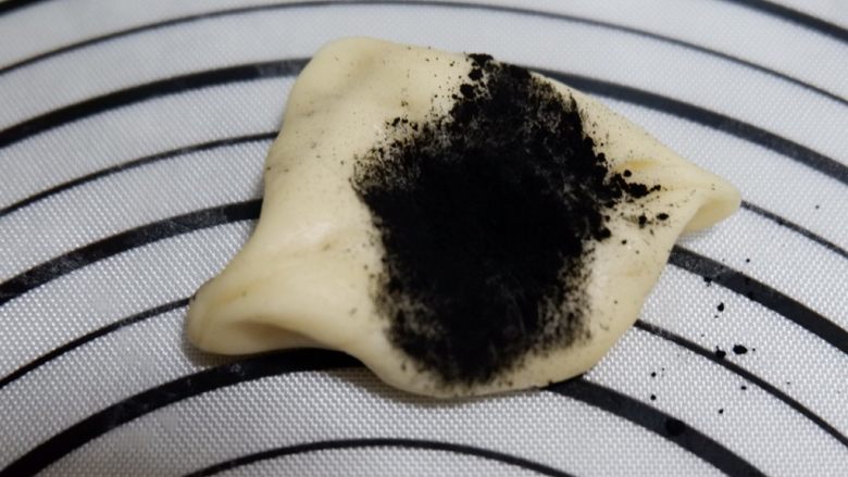 卡通面包—熊猫表情包,步骤9分出来的50g面团,加入1g竹炭粉