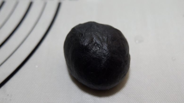 卡通面包—熊猫表情包,揉成黑色面团,如果觉得干,可以将手用水打湿在揉