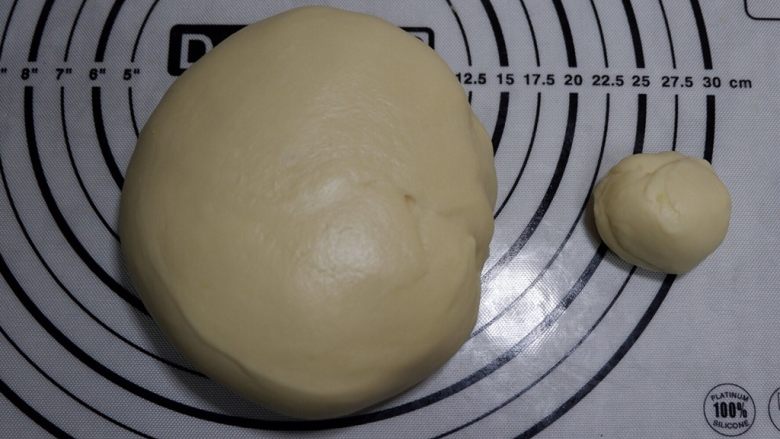 卡通面包—熊猫表情包,先取出50g,盖上保鲜膜备用