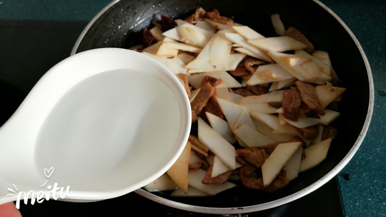 里脊肉炒山药,加入一小碗。水不要一次加太多,炒一会觉得太干时可以再加一点。