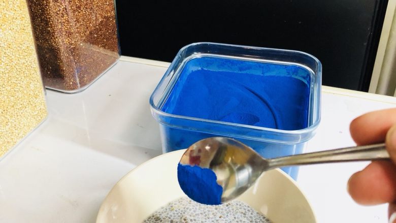 独角兽配色奇亚籽布丁,黑色奇亚籽布丁加2g藻蓝蛋白,充分搅拌,直到颜色均匀!
