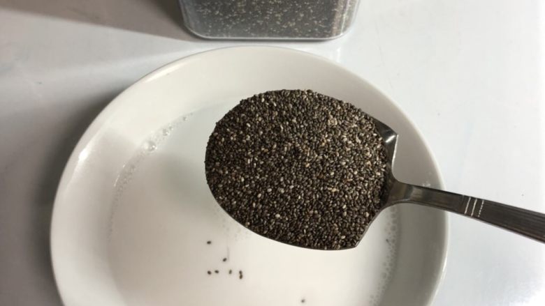 独角兽配色奇亚籽布丁,黑奇亚籽同样处理!