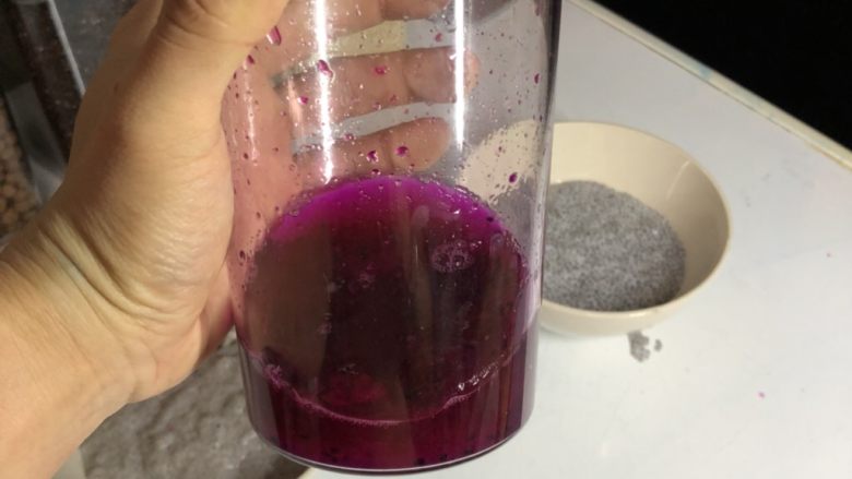 独角兽配色奇亚籽布丁,火龙果切小块放入白水中,充分搅拌!