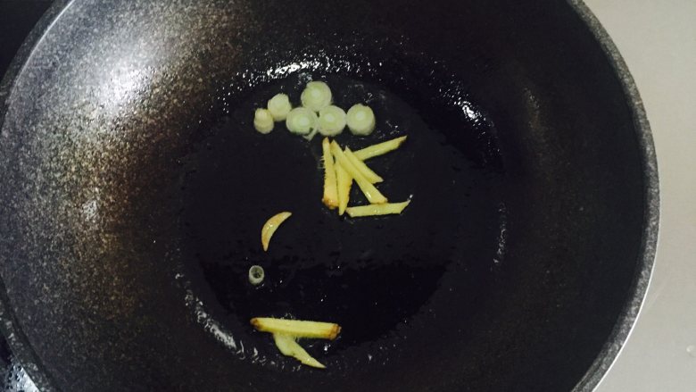 萝卜花色咸汤,热锅凉油,爆香葱姜丝