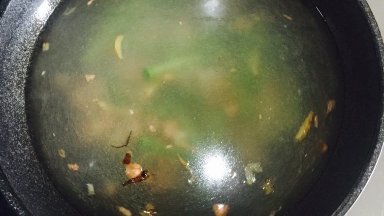 萝卜花色咸汤,放入花生碎后,清水会有一点乳白,这是花生汁,
大火煮开、转中火煮20-30分钟,尝一下花生口感,面了就可以下面糊了