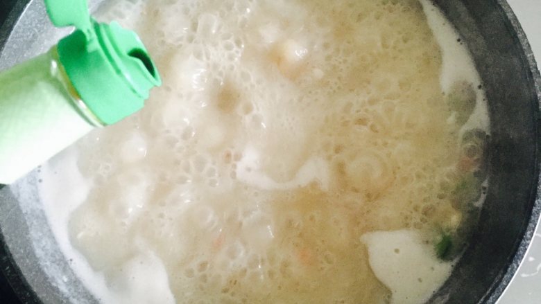 萝卜花色咸汤,大火煮开,煮2分钟左右、时间短了会有生面味、口感差;
出锅前加入适量生抽、盐,自己尝一下哈,不过要小心烫哦……
关火后,盖盖焖几分钟