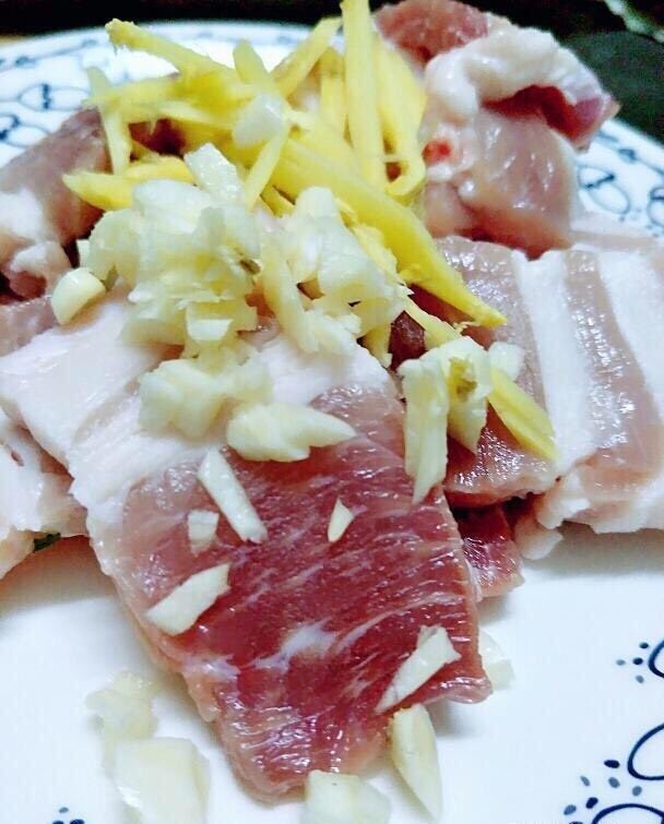 油辣子五花肉,5:如图 生姜切丝,大蒜切末