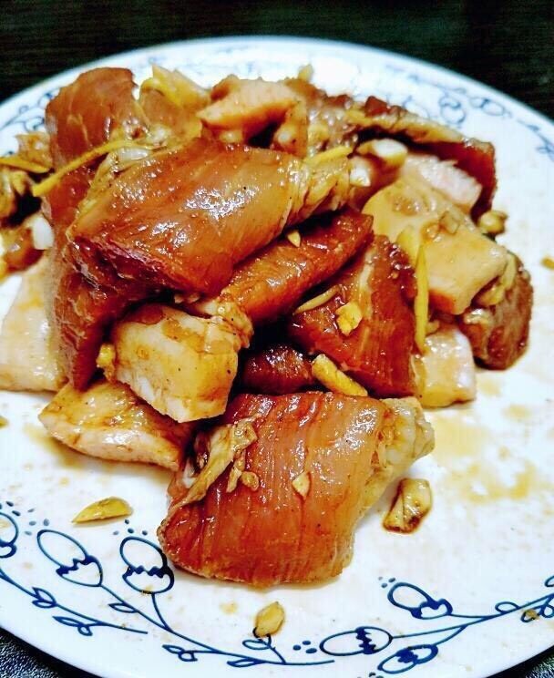油辣子五花肉,6:如图 把切好的生姜大蒜放在五花肉上,用盐,酱油腌制五花肉2小时