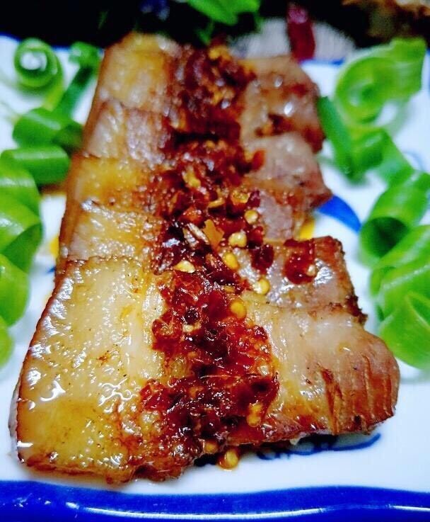 油辣子五花肉,14:如图 最后装盘 可以在五花肉两边放上一点小葱或者香菜做点缀哟