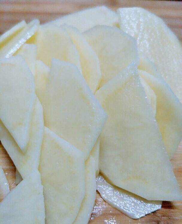 油辣子五花肉,7:如图 土豆洗干净去皮 再切成薄片