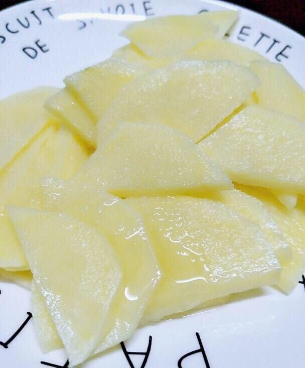 油辣子五花肉,8:如图 用一点点油和盐腌一下