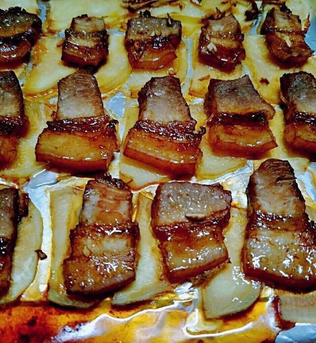 油辣子五花肉,12:如图 烤好后的五花肉 色泽金黄