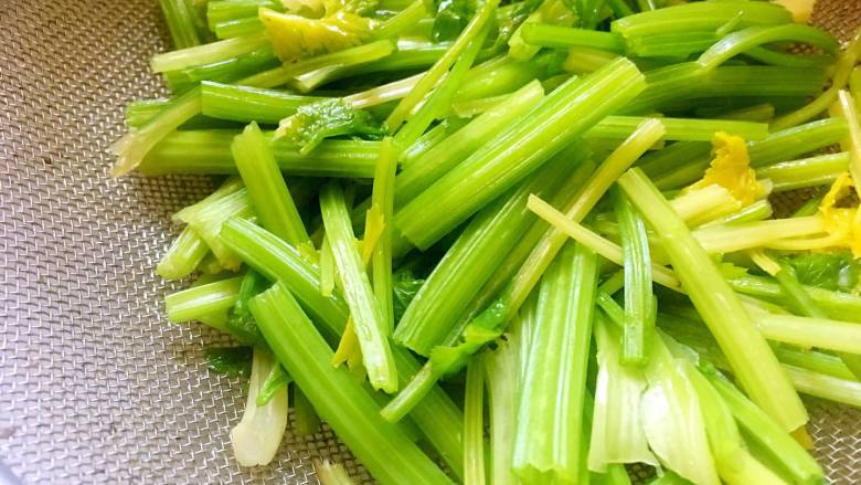 凉拌木耳芹菜,盛出,过一遍冷水,控干水份;