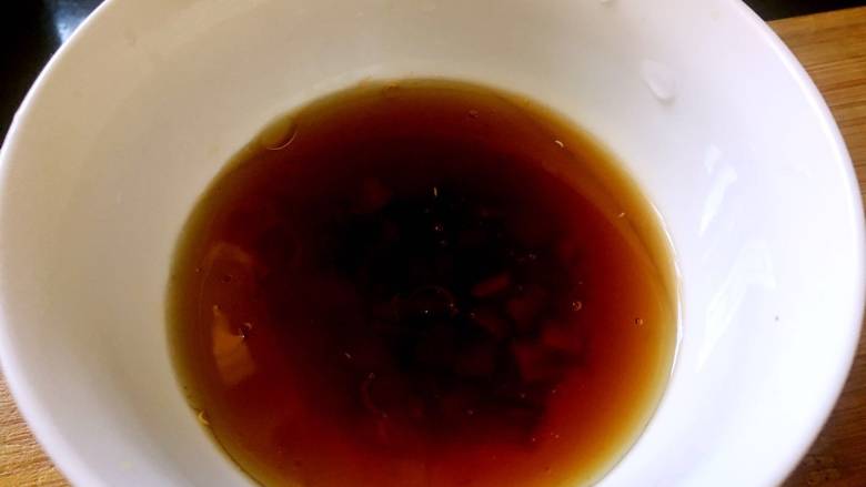 凉拌木耳芹菜,用适量的盐、辣椒油、生抽、香油、香醋调成汁;