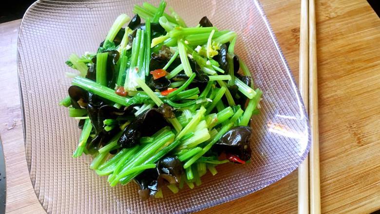 凉拌木耳芹菜,把调好的汁浇在所有食材上;