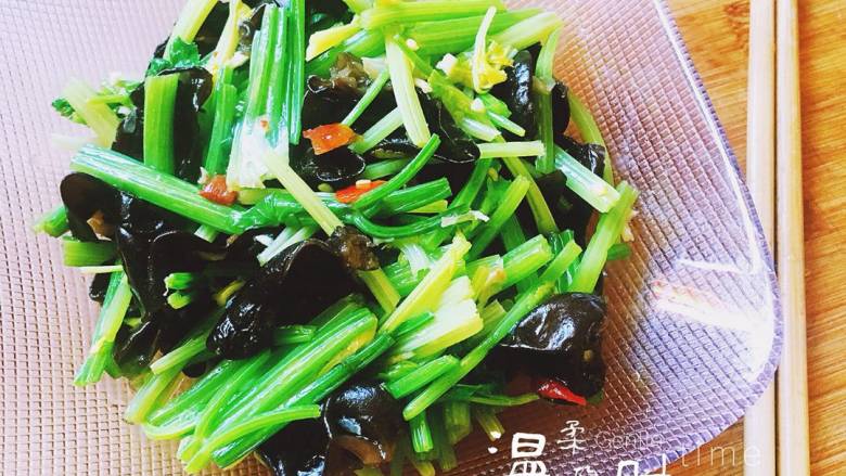 凉拌木耳芹菜,拌匀后就是一道简单快手开胃小菜啦!