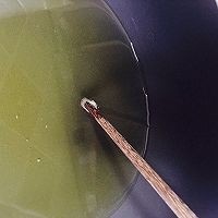 炸牛奶,将油倒入炸锅中,油尽量多一点(鲜奶条能够被完全覆盖的油量),预热5分钟即可,将奶糊条裹上适量面糊,用小火炸至金黄即可。起锅的最后30秒,开大火煎炸,以逼出鲜奶条里多余的油份,剩余的少许面糊,可直接入锅炸。