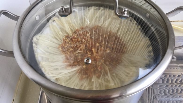 我爱蒜蓉系列➕蒜蓉粉丝金针菇,蒸锅烧水,可以在摆盘时就提前烧水,水开放入金针菇,中火蒸约8到10分钟,根据大家蒸锅的习性调整