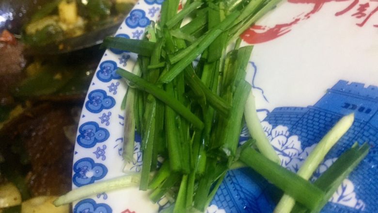 烧烤滋味三样菜,最后放入香葱稍炒匀一下就炒好了