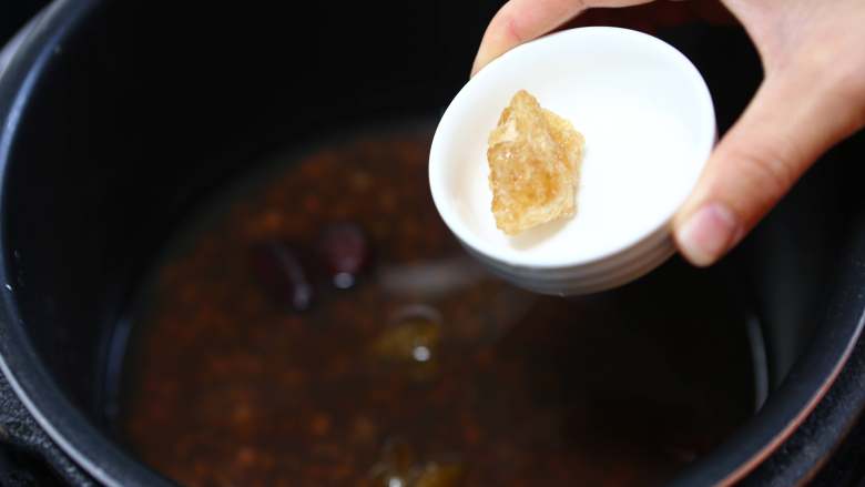 电饭煲+奶香赤豆祛湿羹,煮粥键跳闸后，打开电饭煲放入<a style='color:red;display:inline-block;' href='/shicai/ 130180'>黄冰糖</a>调味；