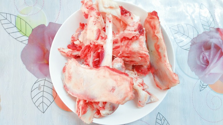牛骨汤牛肉丸肥牛火锅,买一节牛龙骨回来冲洗干净!