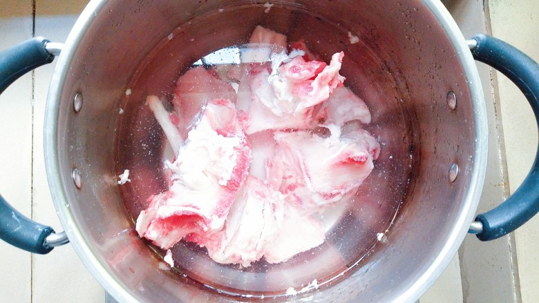 牛骨汤牛肉丸肥牛火锅,放到锅里加入适量的冷水,放灶上开大火焯下水!