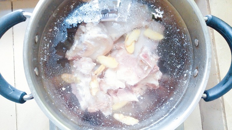 牛骨汤牛肉丸肥牛火锅,把焯好水的牛龙骨立马放水龙头上冲冷洗净血水!加入姜片!先开大火烧开,再熬两个小时以上!