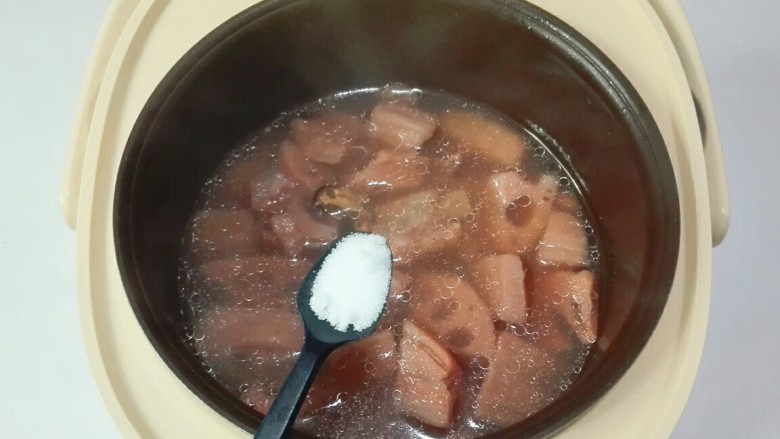 电饭煲+淡菜藕块小排汤,最后剩余十分钟时候,放一小勺盐调味