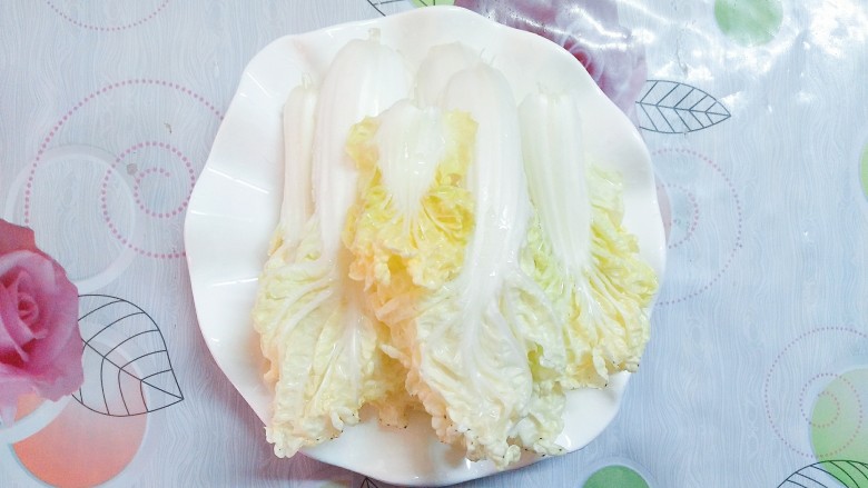牛骨汤牛肉丸肥牛火锅,<a style='color:red;display:inline-block;' href='/shicai/ 114'>白菜</a>心一片片掰下来洗干净!整个的不用切断!