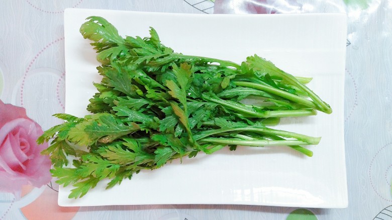 牛骨汤牛肉丸肥牛火锅,皇帝菜放水里浸泡一会洗干净!
