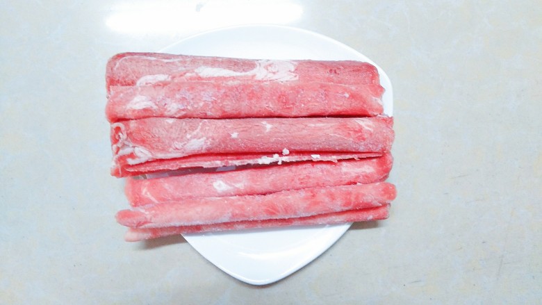 牛骨汤牛肉丸肥牛火锅,肥牛等要煮的时候再拿出来,不然就化掉了!