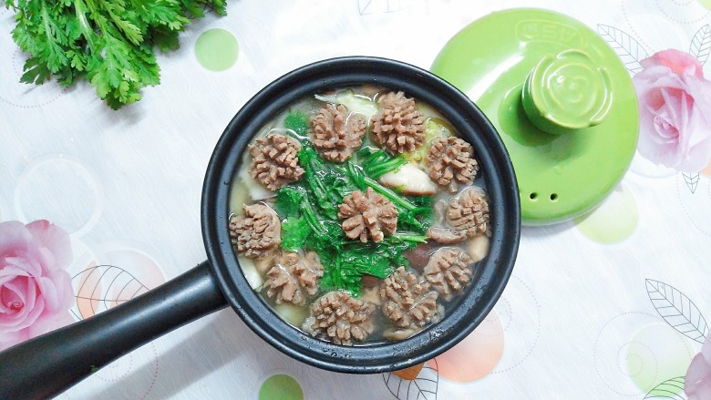 牛骨汤牛肉丸肥牛火锅,把白萝卜,土豆,牛肉丸,香菇,口蘑最先放下去煮,等这些煮好了,最后放入青菜,然后离火就可以了,这样的汤煲很保温,不用放火上边放边煮,可以全部煮好直接端上桌吃,吃完了汤都还是热乎的!这样的吃法,不仅味道鲜美,重要的是非常的营养!非常适合冬季这么寒冷的季节吃!巴适得很!