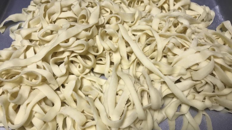 衩姐秘制豆角焖面,做好宽度适宜的面条。(买的也行)